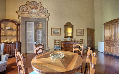 Montegufoni 7: Marco, Mueble, Mesa, Sofá, Silla, Diseño De Interiores, Madera, Edificio, Sala, Suelo