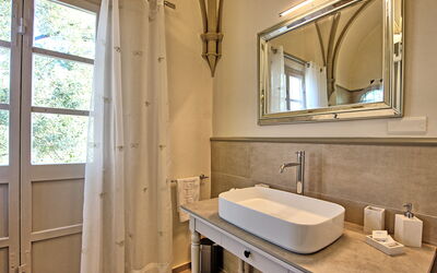 Segretario: Espejo, Grifo, Lavabo, Arreglo De Tubería, Lavabo Del Baño, Propiedad, Baño, Ventana, Madera, Edificio