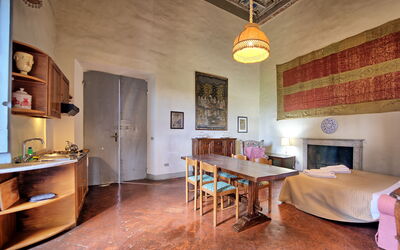 Fattoressa: Mesa, Mueble, Propiedad, Madera, Marco, Encendiendo, Diseño De Interiores, Silla, Arquitectura, Sala