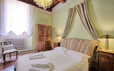 Guardiano: Mueble, Diseño De Interiores, Cama, Habitación, Madera, Sábana, Suelo, Lecho, Piso, Techo