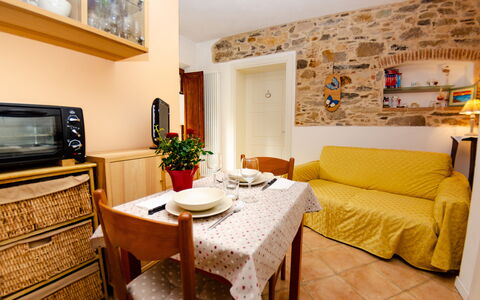 La Piccola Margherita: Habitación, Mueble, Propiedad, Sala, Diseño De Interiores, Amarillo, Edificio, Mesa, Bienes Raíces, Casa