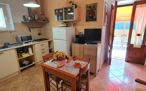 La Piccola Margherita: Habitación, Propiedad, Mueble, Edificio, Suelo, Cocina, Mostrador, Diseño De Interiores, Casa, Mesa