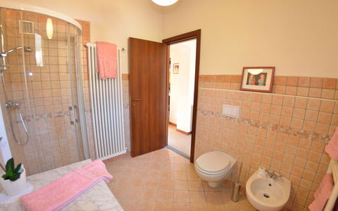 Alla Piazzetta Proprietà: Baño, Habitación, Propiedad, Casa, Diseño De Interiores, Edificio, Bienes Raíces, Arreglo De Tubería, Loseta, Suelo
