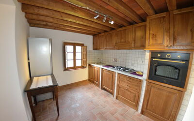 Alla Piazzetta Raffaello: Habitación, Propiedad, Edificio, Mueble, Suelo, Mostrador, Cocina, Manchas De Madera, Gabinetes, Casa