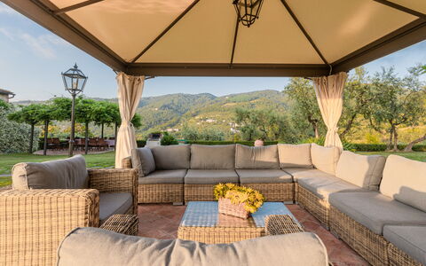 Villa Roncovisi: Propiedad, Bienes Raíces, Mueble, Habitación, Casa, Inmuebles, Casa, Sombra, Diseño De Interiores, Edificio