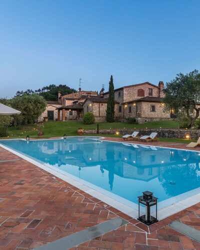 Villa Dell'angelo: Piscina, Propiedad, Recurso, Bienes Raíces, Vacaciones, Edificio, Ocio, Casa, Barrio Residencial, Árbol
