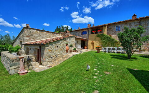 Villa Sonia: Propiedad, Casa, Edificio, Casa, Bienes Raíces, Inmuebles, Hierba, Cabaña, Yarda, El Terreno Del Lote