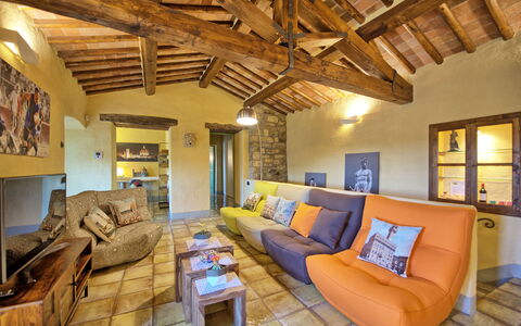 Villa Sonia: Marco, Sofá, Propiedad, Mueble, Mesa, Sala, Madera, Sofá Cama, Diseño De Interiores, Suelo