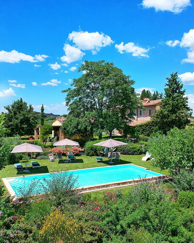 Villa Sonia: Paisaje Natural, Cielo, Verde, Propiedad, Bienes Raíces, Árbol, Casa, Nube, Botánica, Piscina