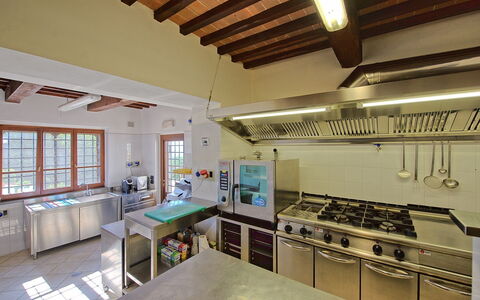 Villa Umbra: Propiedad, Habitación, Edificio, Techo, Diseño De Interiores, Casa, Mueble, Bienes Raíces, Cocina, Arquitectura