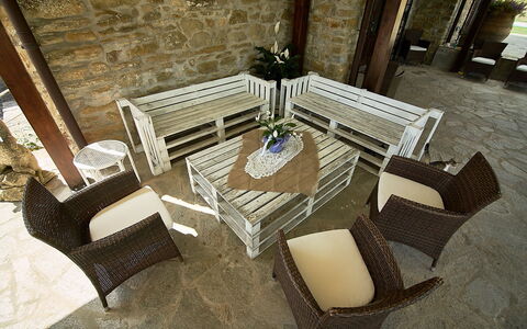 Villa Umbra: Mueble, Habitación, Diseño De Interiores, Mesa, Arquitectura, Mesa De Café, Sala, Diseño, Suelo, Silla