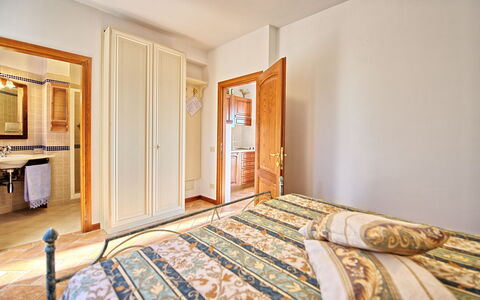 Casa Vasco: Habitación, Habitación, Cama, Mueble, Propiedad, Sábana, Marco De La Cama, Diseño De Interiores, Edificio, Suelo