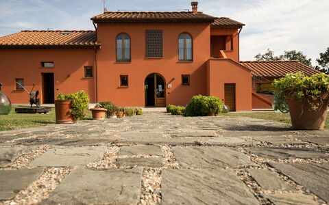 Incanto Toscano: Planta, Cielo, Edificio, Propiedad, Ventana, Nube, Puerta, Casa, El Terreno Del Lote, Superficie De La Carretera
