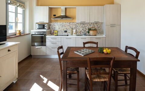 Incanto Toscano: Gabinetes, Mostrador, Propiedad, Mueble, Mesa, Aparato De Cocina, Madera, Estufa De Cocina, Diseño De Interiores, Cocina