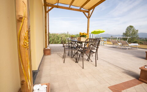 Incanto Toscano: Cielo, Propiedad, Mesa, Planta, Diseño De Interiores, Madera, Sombra, Árbol, Nube, Porche