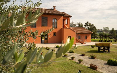 Incanto Toscano: Planta, Cielo, Edificio, Propiedad, Ventana, Nube, Casa, Árbol, Arquitectura, El Terreno Del Lote