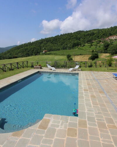 Poggio del Fabbro: Agua, Cielo, Nube, Propiedad, Edificio, Piscina, Azur, Mueble Para Exteriores, Sombra, Silla