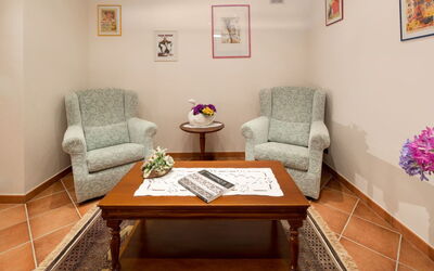 Diamond: Habitación, Mueble, Propiedad, Sala, Diseño De Interiores, Mesa, Suelo, Mesa De Café, Pared, Casa