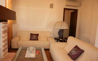 Emerald: Habitación, Propiedad, Mueble, Sala, Diseño De Interiores, Edificio, Casa, Bienes Raíces, Suite, Mesa