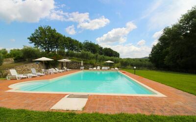 Podere Le Fornaci: Piscina, Propiedad, Hierba, Inmuebles, Ocio, Bienes Raíces, Césped, Patio Interior, Casa, Barrio Residencial