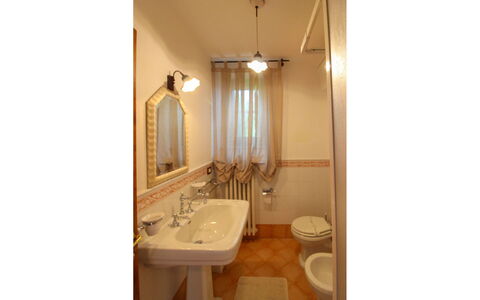 Borgo di Usciano: Pared, Arreglo De Tubería, Lavabo Del Baño, Diseño De Interiores, Piso, Baño, Lavabo, Grifo, Suelo, Encendiendo