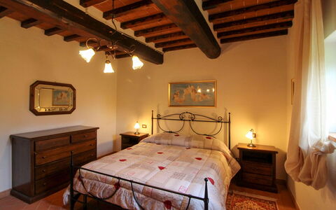 Borgo di Usciano: Pared, Mueble, Habitación, Diseño De Interiores, Cama, Techo, Piso, Habitación, Suelo, Sábana