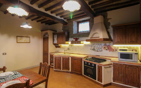 Borgo di Usciano: Cocina, Mueble, Diseño De Interiores, Aparato De Cocina, Piso, Madera, Mostrador, Electrodoméstico, Gabinetes, Techo