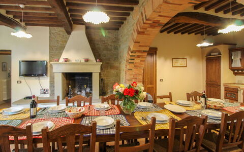 Borgo di Usciano: Mueble, Diseño De Interiores, Mesa, Madera, Techo, Silla, Cocina Y Comedor Mesa, Piso, Habitación, Comedor