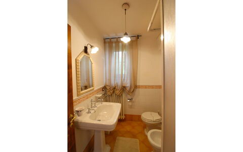 Borgo di Usciano: Propiedad, Habitación, Baño, Diseño De Interiores, Lavabo Del Baño, Edificio, Bienes Raíces, Casa, Arquitectura, Techo