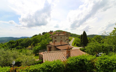Borgo di Usciano: Nube, Cielo, Planta, Edificio, Árbol, Paisaje Natural, Tierras Altas, El Terreno Del Lote, Casa, Ventana