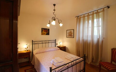 Borgo di Usciano: Cama, Habitación, Mueble, Propiedad, Habitación, Marco De La Cama, Sábana, Diseño De Interiores, Edificio, Suelo