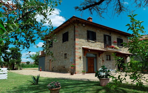 Podere i Gigli: Cielo, Planta, Propiedad, Ventana, Edificio, Nube, Maceta, Verde, Azul, Árbol