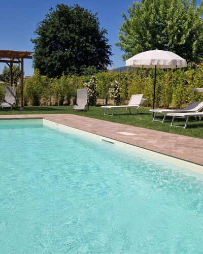 Podere i Gigli: Agua, Planta, Cielo, Propiedad, Piscina, Azur, Árbol, Sombra, Rectángulo, Mueble Para Exteriores