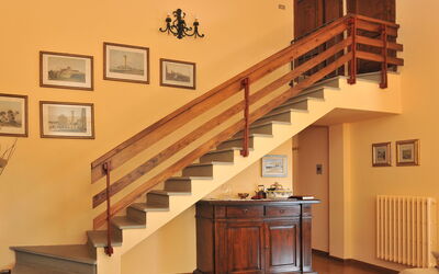 Incompiuta: Edificio, Propiedad, Escalera, Madera, Diseño De Interiores, Casa, Suelo, Piso, Manchas De Madera, Sala