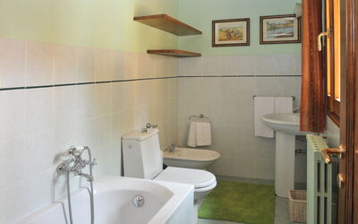 La Casetta: Arreglo De Tubería, Propiedad, Grifo, Edificio, Bañera, Baño, Púrpura, Lavabo Del Baño, Marco