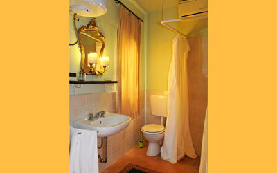 La Quercia: Espejo, Grifo, Lavabo, Arreglo De Tubería, Lavabo Del Baño, Edificio, Baño, Planta, Encendiendo, Diseño De Interiores