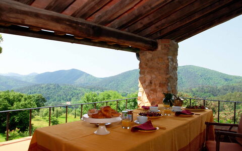 Compignano Barn: Propiedad, Habitación, Casa, Recurso, Vacaciones, Edificio, Árbol, Montaña, Paisaje, Área Rural