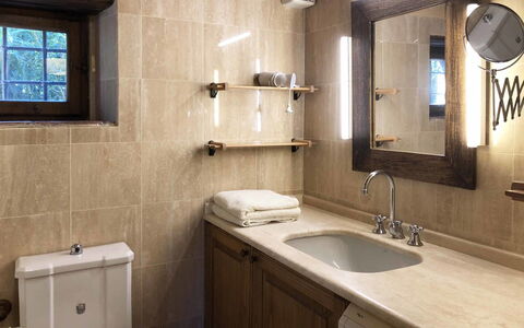 Compignano Barn: Baño, Habitación, Propiedad, Mueble De Baño, Diseño De Interiores, Lavabo, Loseta, Grifo, Encendiendo, Arreglo De Tubería
