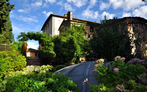 Villa Dorella Di Montaperti: Propiedad, Casa, Vegetación, Paisaje Natural, Casa, Edificio, Cabaña, Bienes Raíces, Jardín, Botánica