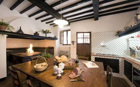 Villa Dorella Di Montaperti: Habitación, Diseño De Interiores, Propiedad, Edificio, Techo, Casa, Mostrador, Mueble, Desván, Cocina