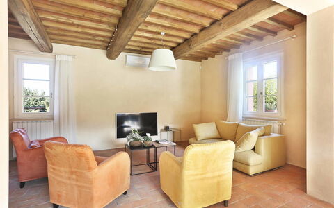 Uva: Sala, Habitación, Propiedad, Techo, Mueble, Diseño De Interiores, Edificio, Suelo, Casa, Pared