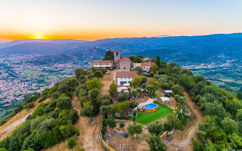 Villa Del Santo Bastiano: Cielo, Naturaleza, Punto De Referencia, Fotografía Aérea, By, Colina, Turismo, Ciudad, Mañana, Montaña