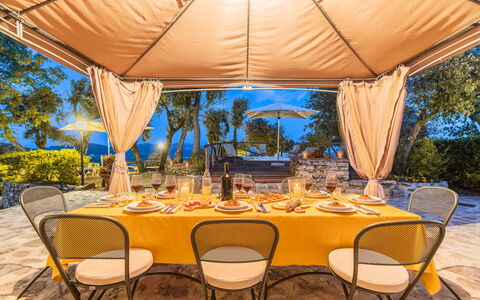 Villa Del Santo Bastiano: Propiedad, Mesa, Amarillo, Mueble, Bienes Raíces, Patio, Ocio, Sombra, Pabellón, Diseño De Interiores