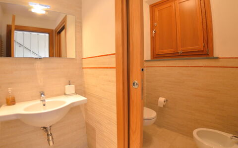 Il Sogno Tra i Vigneti: Baño, Habitación, Propiedad, Pared, Suelo, Arreglo De Tubería, Edificio, Loseta, Diseño De Interiores, Arquitectura