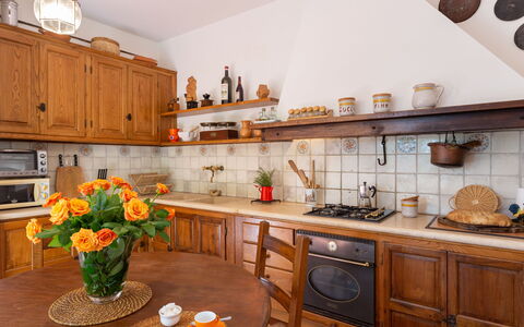 Casa La Rotta: Mostrador, Habitación, Cocina, Propiedad, Gabinetes, Mueble, Diseño De Interiores, Edificio, Casa, Suelo