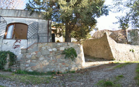 La Cipressa: Pared, Propiedad, Edificio, Árbol, Casa, Restos, Arquitectura, El Terreno Del Lote, Pared De Piedra, Klippe