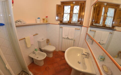 La Cipressa: Baño, Habitación, Propiedad, Suelo, Pared, Arreglo De Tubería, Baño, Casa, Diseño De Interiores, Accesorio De Baño