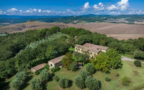 Castello D'Ombrone: Nube, Cielo, Planta, Edificio, Paisaje Natural, Árbol, Tierras Altas, Casa, El Terreno Del Lote, Pradera