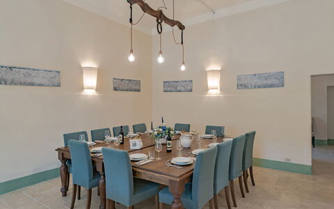 Castello D'Ombrone: Habitación, Propiedad, Comedor, Edificio, Techo, Mesa, Diseño De Interiores, Bienes Raíces, Mueble, Suelo