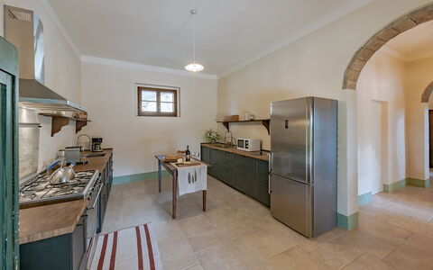 Castello D'Ombrone: Propiedad, Habitación, Edificio, Casa, Suelo, Mueble, Techo, Diseño De Interiores, Bienes Raíces, Cocina